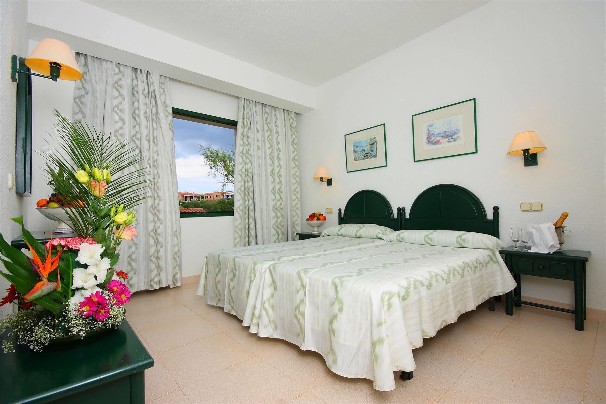 Son Bou Apartments Extérieur photo