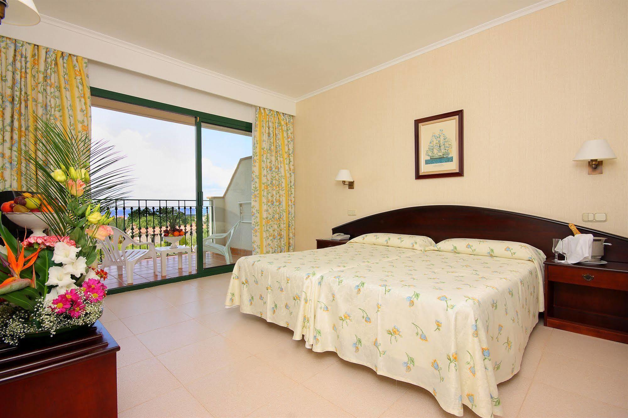 Son Bou Apartments Extérieur photo